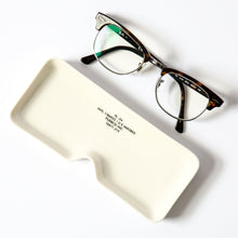 Load image into Gallery viewer, GLASSES TRAY SQUARE 眼鏡造型陶瓷置物盤 | Puebco
