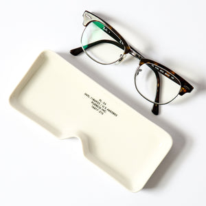 GLASSES TRAY SQUARE 眼鏡造型陶瓷置物盤 | Puebco